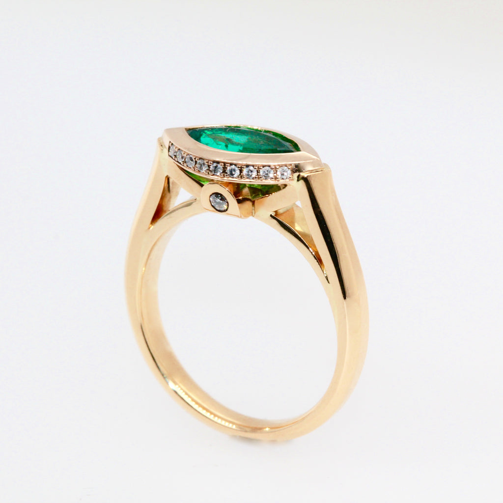 yellow gold colombian emerald and diamond ring